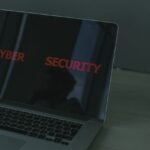 Notebook com a palavra cyber security na tela, ilustrando a segurança do domínio .bet.br