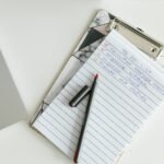 Lista de verificação ao lado de um notebook, ilustrando a consulta às casas de apostas autorizadas